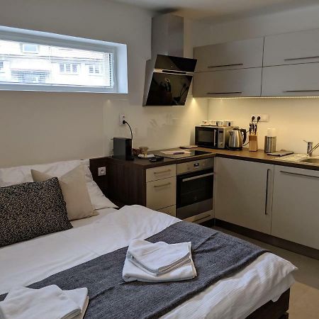 Ap10 - Apartments 4U Brezinova "Overnight Simply" Hradec Kralove Bagian luar foto
