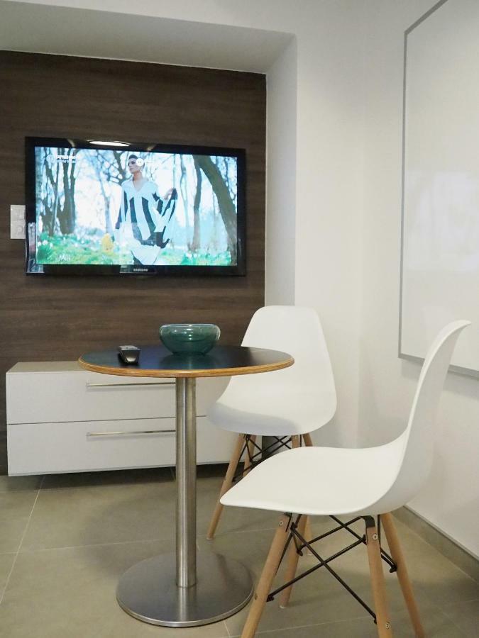 Ap10 - Apartments 4U Brezinova "Overnight Simply" Hradec Kralove Bagian luar foto