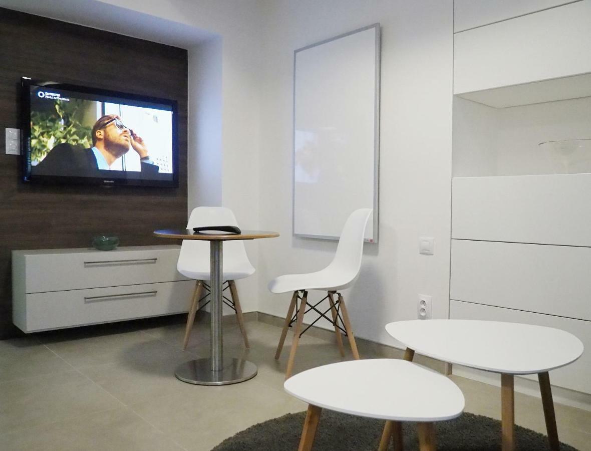 Ap10 - Apartments 4U Brezinova "Overnight Simply" Hradec Kralove Bagian luar foto