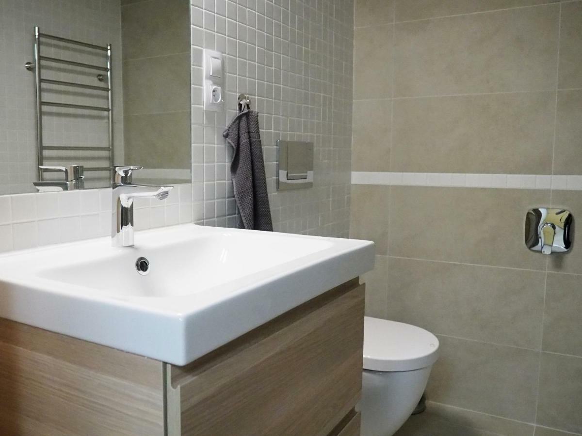 Ap10 - Apartments 4U Brezinova "Overnight Simply" Hradec Kralove Bagian luar foto
