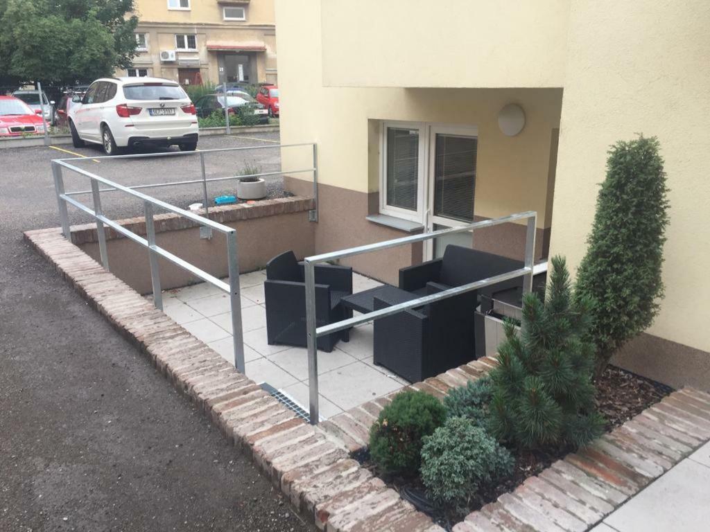 Ap10 - Apartments 4U Brezinova "Overnight Simply" Hradec Kralove Bagian luar foto
