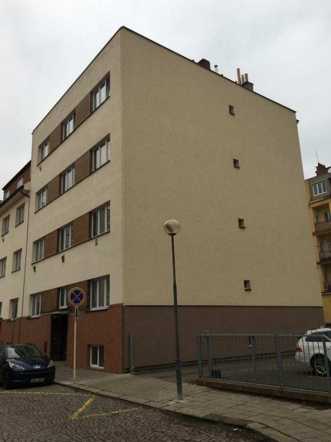 Ap10 - Apartments 4U Brezinova "Overnight Simply" Hradec Kralove Bagian luar foto