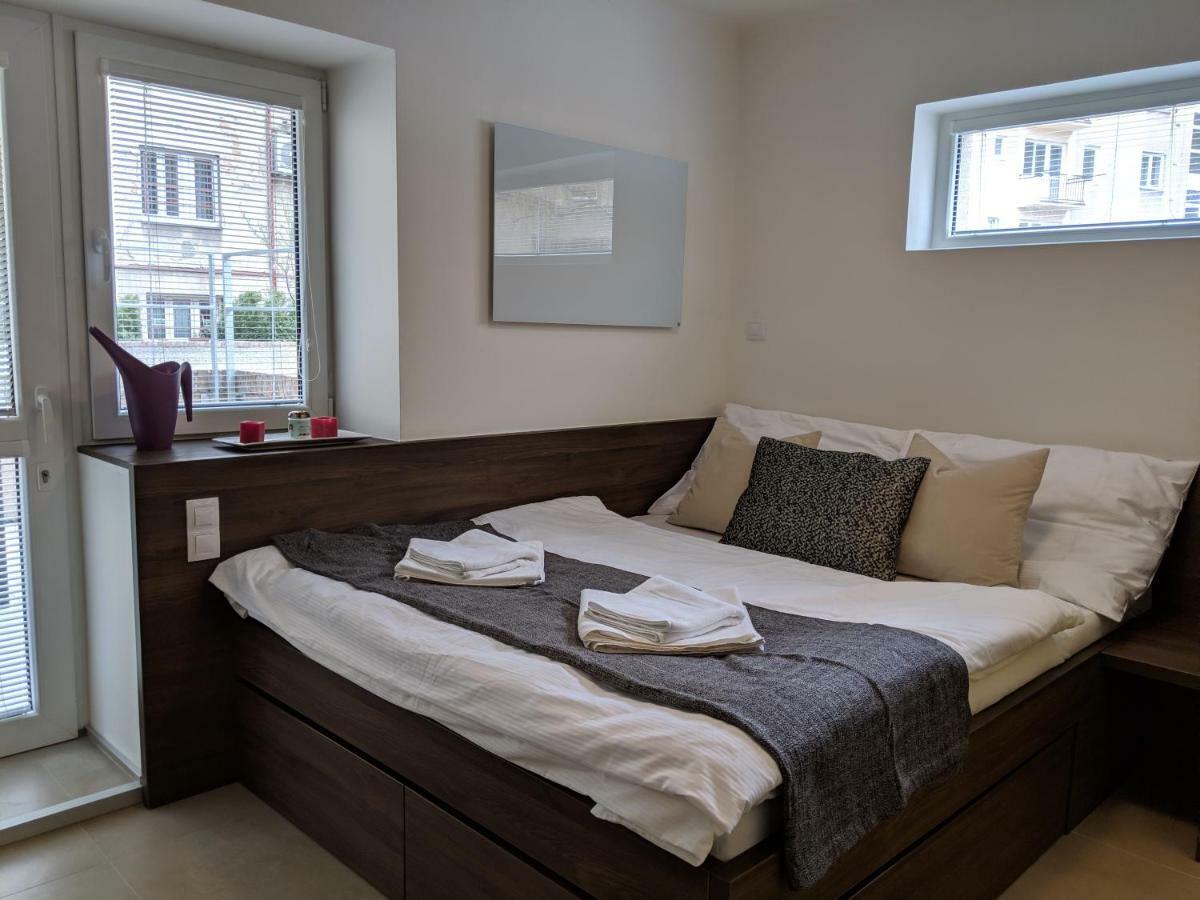 Ap10 - Apartments 4U Brezinova "Overnight Simply" Hradec Kralove Bagian luar foto