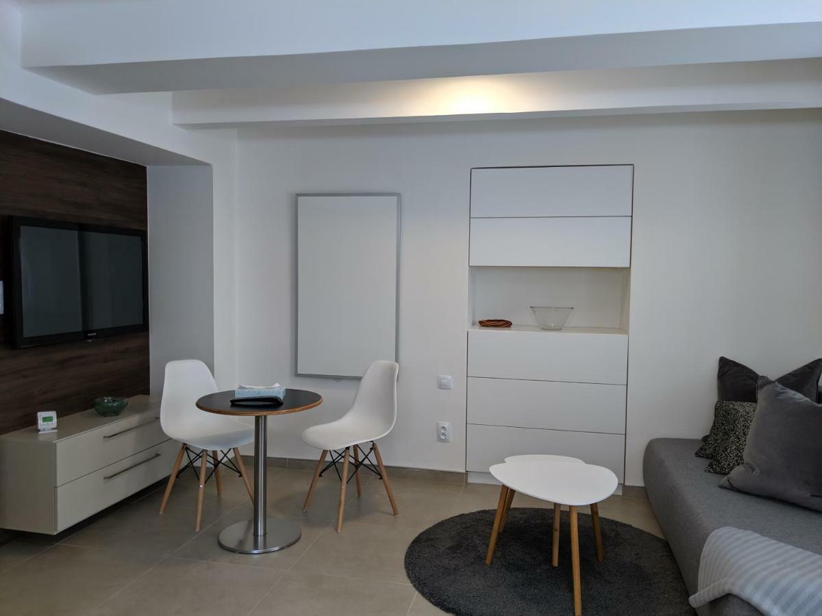 Ap10 - Apartments 4U Brezinova "Overnight Simply" Hradec Kralove Bagian luar foto